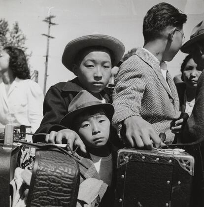 Lange retrató a los nisei, estadounidense de origen japonés, que fueron recluidos en campos de concentración durante la contiende. El Ejército de EE UU no permitió la publicación de esas fotografías. En la imagen, niños nisei llegando a un centro de acogida (1942).