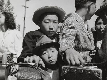 Lange retrató a los nisei, estadounidense de origen japonés, que fueron recluidos en campos de concentración durante la contiende. El Ejército de EE UU no permitió la publicación de esas fotografías. En la imagen, niños nisei llegando a un centro de acogida (1942).