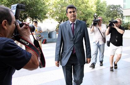 Luis Lobón a su llegada al juicio