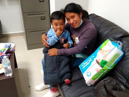 Juana Pérez abraza a su hijo Dylan, quien había desaparecido el pasado 30 de junio en San Cristóbal de las Casas, Chiapas.