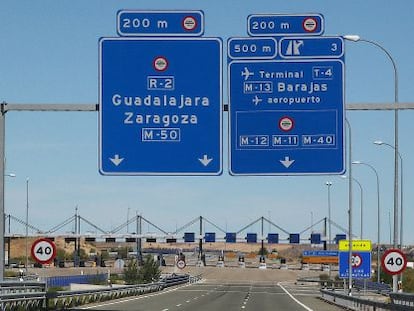 Entrada al peaje de la autopista de pago R-2, en Madrid. 