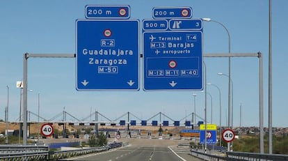 Entrada al peaje de la autopista de pago R-2, en Madrid.