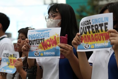 Varios estudiantes sostienen carteles contra el expresidente durante una protesta en Ciudad Quezon (Filipinas), este martes. 