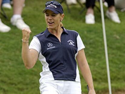 Sorenstam celebra uno de sus golpes.