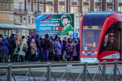 An army recruitment poster in Saint Petersburg, which reads "Serve Russia with a real job."