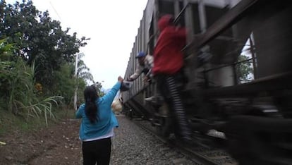 Las Patronas regalan diariamente comida a los migrantes que pasan subidos al tren, muy cerca de sus casas en Córdoba, Veracruz.