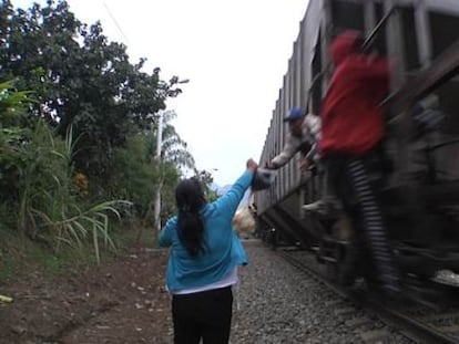 Las Patronas regalan diariamente comida a los migrantes que pasan subidos al tren, muy cerca de sus casas en Córdoba, Veracruz.