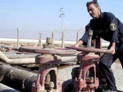 Un trabajador de una refiner&iacute;a de petr&oacute;leo en Irak. 
