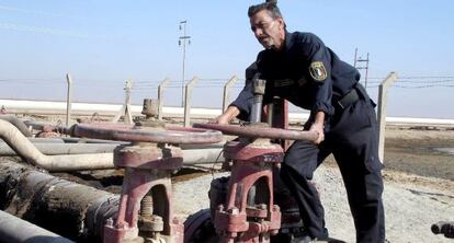 Un trabajador de una refiner&iacute;a de petr&oacute;leo en Irak. 