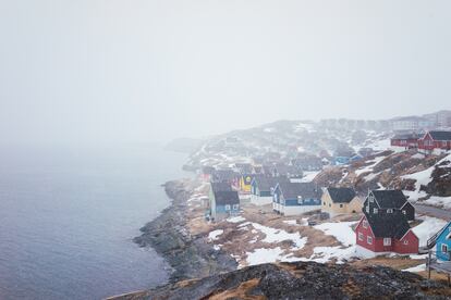 MÁS CONECTADA, MÁS SOSTENIBLE. En 2024 se inaugurarán dos nuevos aeropuertos internacionales en Groenlandia, la isla más grande del mundo: uno en la capital, Nuuk, y el otro en Ilulissat. Estos dos nuevos 'hubs' facilitarán la conexión de la isla, sobre todo con Norteamérica, y forman parte del plan de Groenlandia por una economía sostenible basada en el turismo y la pesca, no en el petróleo y la minería. Casi el 90% de la población es inuit, y para ellos la protección del medioambiente y la cultura son prioritarias.
Las experiencias turísticas locales van en la misma línea. Un ejemplo es Disko LIVE!, la primera estación de escucha permanente del Ártico, abierta en el 2023. En ella, y por medio de hidrófonos, visitantes y científicos podrán escuchar –y estudiar– la vida marina del Ártico.
En primavera se celebrará el décimo aniversario de Arctic Sounds, un festival de cinco días en Sisimiut, en la costa oeste.