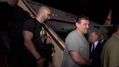Captura de vídeo de la llegada a Moscú de Pablo González (izquierda), recibido por Vladímir Putin (derecha), en el aeropuerto de Vnukovo.