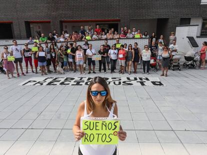 Vecinos de la urbanización Nuevo Tres Cantos reunidos en agosto para protestar contra Fidere. 