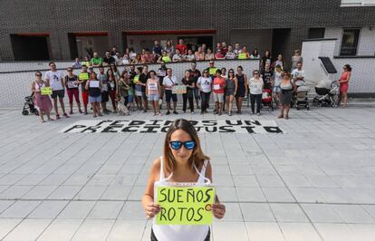 Vecinos de la urbanización Nuevo Tres Cantos reunidos en agosto para protestar contra Fidere. 