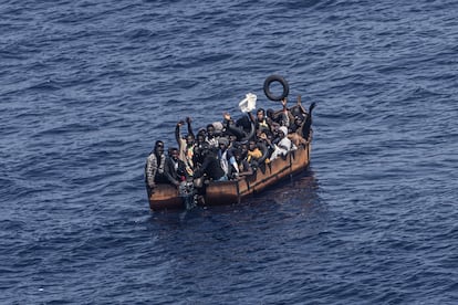 Una barca de migrantes intenta llegar a la costa de Lampedusa, el pasado 29 de junio.