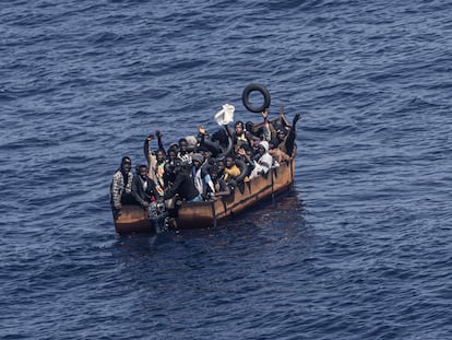 Un grupo de migrantes intentan llegar a la isla italiana de Lampedusa desde la costa norte de África.