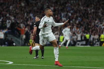 El delantero francés del Real Madrid Kylian Mbappé celebra tras abrir el marcador para el conjunto blanco ante el Manchester City.