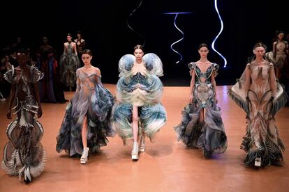 Varias modelos en el desfile de Iris Van Herpen, en la Semana de la alta costura de París, el lunes. 