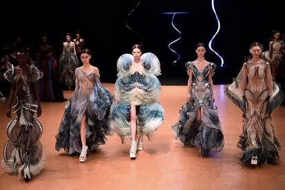 Varias modelos en el desfile de Iris Van Herpen, en la Semana de la alta costura de París, el lunes.