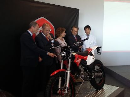 El conseller Felip Puig, a la presentació de la nova moto de Montesa.