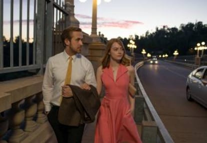 Los protagonistas de 'La La Land' en el puente de Colorado Street, que une Los Ángeles con Pasadena, en una de las escenas de la película.