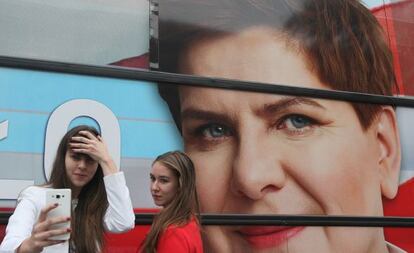 Una imagen de Beata Szydlo, candidata del partido conservador Ley y Justicia en Polonia, el 22 de octubre de 2015.