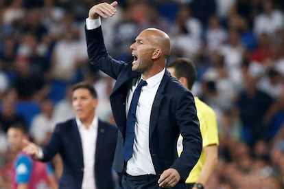 Zidane da indicaciones durante el partido.