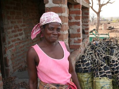 Lucia Junior es un miembro de un grupo de autoapoyo entre pacientes de VIH para no abandonar el tratamiento, en Mazoe (Mozambique).