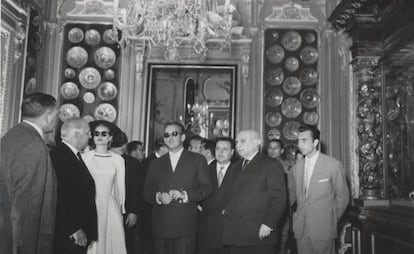 Grace Kelly, Rainiero Grimaldi y González Martí, en una de las salas del museo.