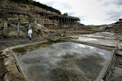 Trabajos de restauración en las viejas eras donde se extrae la sal en Salinas de Añana, en una imagen de archivo.