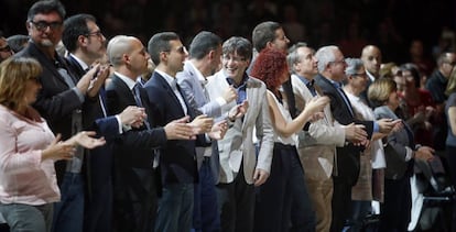 El president de la Generalitat, Carles Puigdemont, al centre, participa en la trobada de Cors Infantils de Catalunya al Palau Sant Jordi de Barcelona.