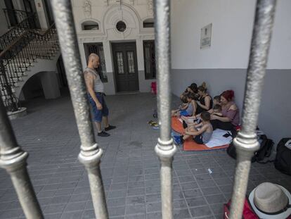 Varias familias encerradas en la sede de Samur Social, en la Carrera de San Francisco.