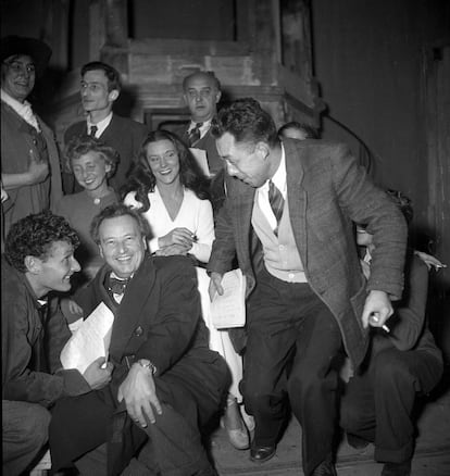 Albert Camus (de pie) y María Casares (con vestido blanco), junto a Jean-Louis Barrault, Pierre Brasseur, Madeleine Renaud, Balthus y Arthur Honegger, en París en 1948.