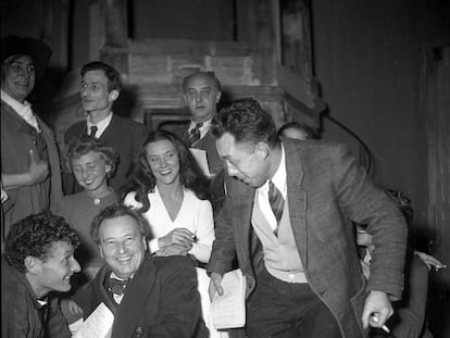 Albert Camus (de pie) y María Casares (con vestido blanco), junto a Jean-Louis Barrault, Pierre Brasseur, Madeleine Renaud, Balthus y Arthur Honegger, en París en 1948.