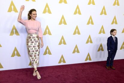 La actriz estadounidense Brie Larson y el actor canadiense Jacob Tremblay posan a su llegada para el tradicional almuerzo de los nominados a los premios Oscar.
