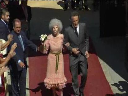 La Duquesa  de Alba y Alfonso Díez salen a saludar tras el 'sí quiero'