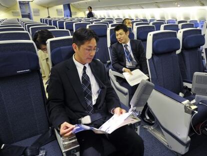 Inspectores revisan la cabina de un Boeing de All Nippon Airways.