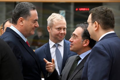 El ministro de Exteriores, Jose Manuel Albares (en el centro, con gafas), habla con su homólogo israelí, Israel Katz (primero por la izquierda), el pasado enero en Bruselas.