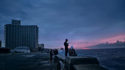 Cubanos en el Malecón de La Habana durante un apagón, el 18 de octubre de 2024. 