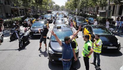 Els taxistes protagonitzen aquest divendres una marxa lenta de protesta a la Gran Via.