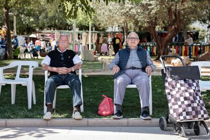 José Luis Rodríguez (i) y Juan Pedro Uceda, ambos jubilados de Ford, el pasado martes en el Parque Central de la localidad.
FOTO: Ana Escobar EL PAÍS