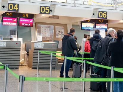 Dos mostradores de Iberia cerrados el sábado en el aeropuerto de Bilbao.
