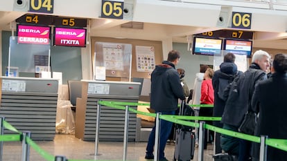 Dos mostradores de Iberia cerrados el sábado en el aeropuerto de Bilbao.