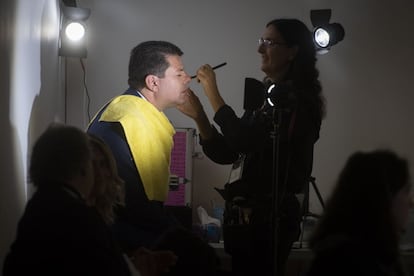 Una maquilladora retoca a Fabian Picardo, quien ha logrado su tercera victoria en las elecciones generales de Gibraltar y ha renovado su cargo de ministro principal para otros cuatro años.
