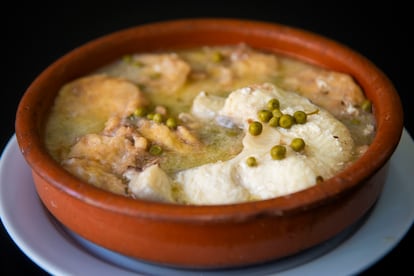Patatas a la importancia con congrio, un plato del restaurante Isamar (Madrid).
