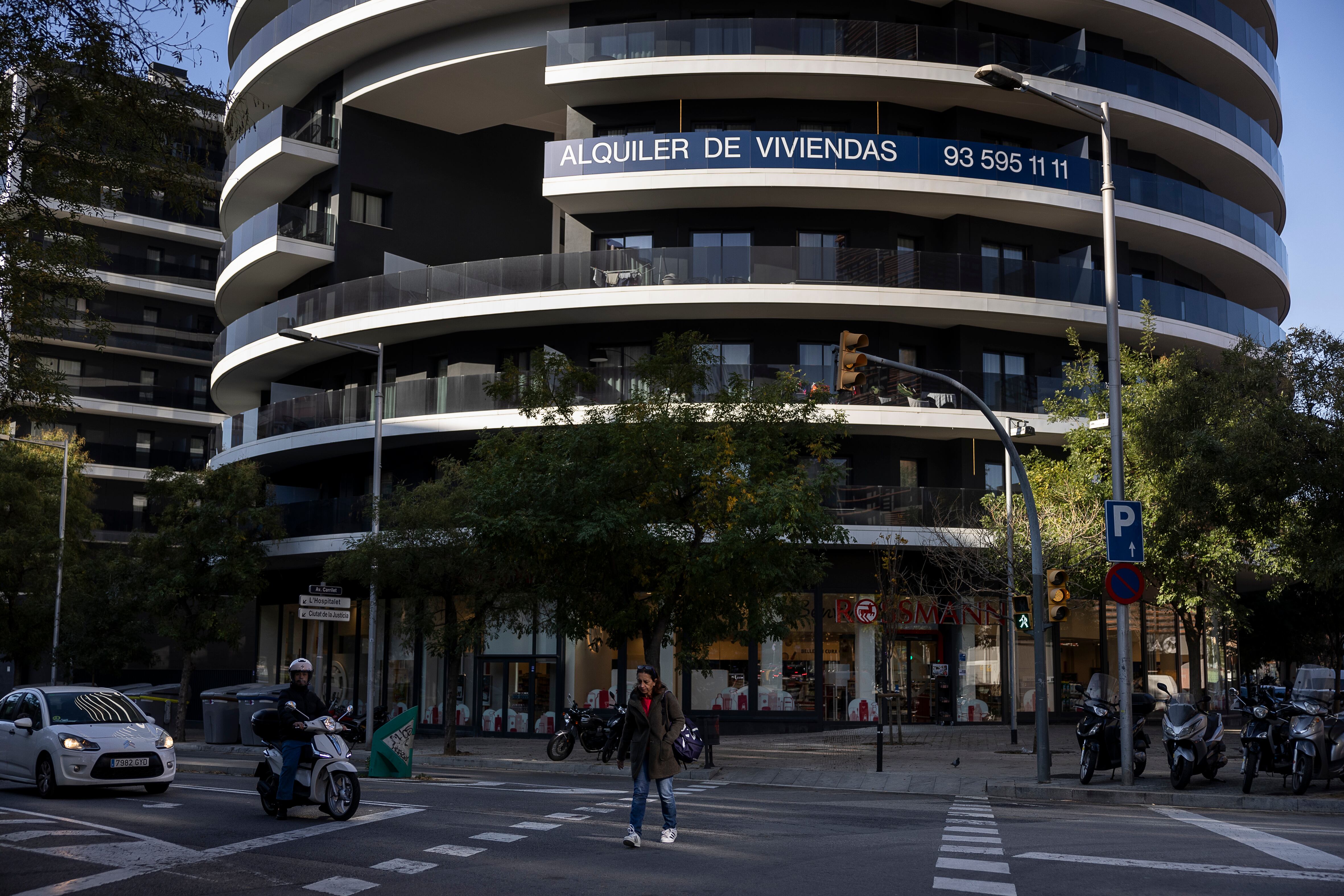 Edificio de pisos en alquiler con un cartel publicitario que los anuncia en la Avenida Carrilet de Barcelona.


