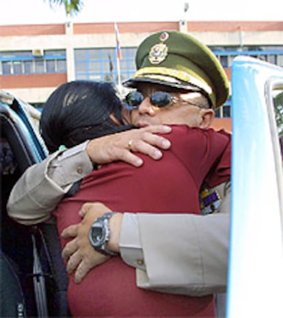 Isidro Perez Villalobos abraza a su mujer tras ser liberado de una base militar en Caracas.