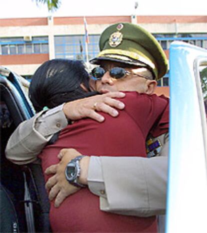 Isidro Perez Villalobos abraza a su mujer tras ser liberado de una base militar en Caracas.