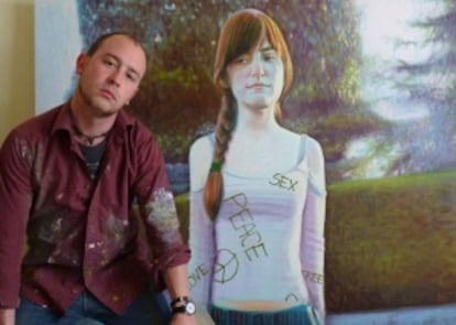 El artista Alejandro Carpintero ante uno de sus retratos.