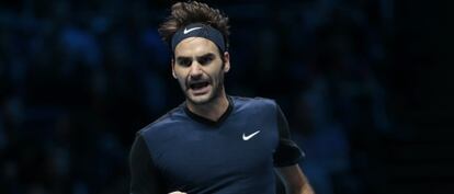 Federer celebra un punto contra Djokovic.