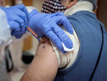 Un sanitario pone la vacuna contra la covid-19 en una residencia de Madrid.